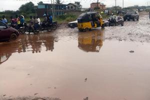 Motorists drive along on waterlogged bumpy Ikorodu-Shagamu&nbsp;&hellip;