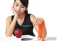 為了提升減重的效果，許多女性採行蘋果減重法，但營養師認為蘋果的營養素不足以供應人體每日所需，建議避免。
