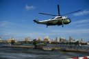 El helicóptero del presidente estadounidense se prepara para aterrizar en Wall Street