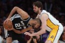 El jugador de los San Antonio Spurs Tim Duncan (I) trata de superar la defensa del pívot de los Lakers Pau Gasol, este domingo en Los Ángeles.