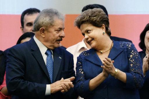 O ex-presidente Luiz Inácio Lula da Silva ao lado da presidente Dilma Rousseff no congresso do Partido dos   Trabalhadores em 12 de dezembro em Brasília