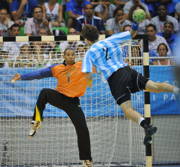rambaldi y lucas05 LTA Argentinas-handball-player-federico-fernandez-20111024-185148-128