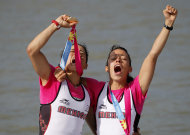 Las mexicanas Analicia Ramírez (izquierda) y Lila Pérez festejan tras obtener la medalla de oro en los dos pares de remos cortos, peso ligero, de los Juegos Panamericanos, el martes 18 de octubre del 2011, en Ciudad Guzmán, México (AP Foto/Eduardo Verdugo).
