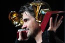 Juanes posa con los trofeos de sus Grammy Latinos