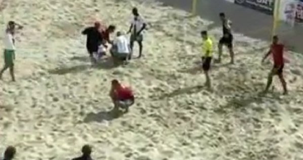 إصابة لاعب المنتخب الاسباني لكرة القدم الشاطئية برونو توريس بكسر في قدمه 2012 Beach-football-jpg_160100