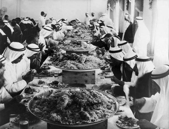 وليمة في قصر أمير دبي عام 1968