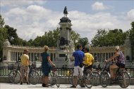 Un grupo de ciclistas este mediodía en el madrileño Parque del Retiro en el primer día del verano, que ha comenzado hoy a las 7.04. EFE