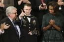 El sargento del ejército estadounidense Cory Remsburg agradece los aplausos de la primera dama Michelle Obama y otros durante el discurso del Estado de la Unión del presidente Barack Obama el martes 28 de enero de 2014 en el Capitolio, en Washington. (Foto AP/J. Scott Applewhite)