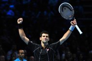 O tenista sérvio Novak Djokovic comemora título do ATP Finals em 11 de novembro de 2013, em Londres