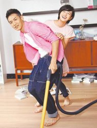 柯震東（前）與陳妍希在MV中邊打掃房子邊玩鬧。
