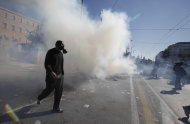 Nubes de gases lacrimógenos envuelven a los manifestantes durante una manifestación de 50.000 personas en el centro de Atenas, el miércoles 19 de octubre de 2011, en el segundo día de una huelga general contra la austeridad que paraliza a Grecia. (AP Foto)