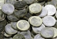 عملات معدنية فئة واحد يورو في دار لسك العملة في فيينا يوم 8 ابريل نيسان 2009 - رويترز