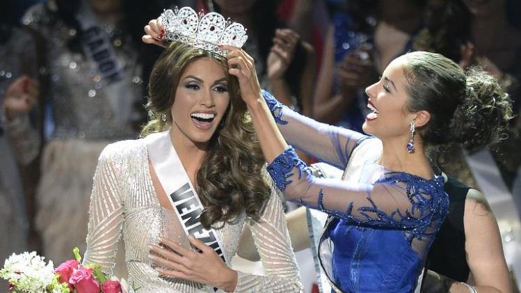 Miss Venezuela Gabriela Isler (L) reacts as she receives her crown during the 2013 Miss Universe competition in Moscow on November 9, 2013