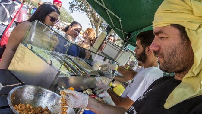 A cook prepares skewers with vegetable-based meat, during the &#39;Vegan Fest&#39; fair in the Israeli city of Ramat Gan, near Tel Aviv, on October 13, 2014