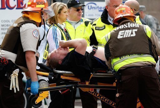 Photo Par Jim Rogash - Au moins trois personnes sont mortes et une centaine d'autres ont été blessées dans deux violentes explosions survenues lundi après-midi près de la ligne d'arrivée du célèbre marathon de Boston