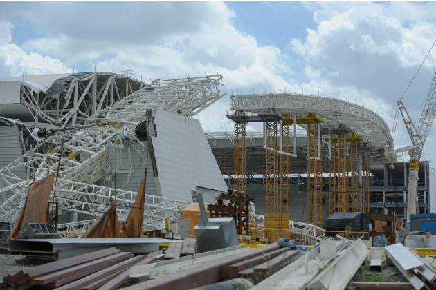 Kran zerstört WM Stadion in Brasilien
