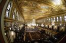 Una vista general del interior del Musikverein durante el tradicional concierto de Año Nuevo que ofreció el argentino-israelí Daniel Baremboim junto a la Orquesta Filarmónica de Viena, en Austria, hoy, miércoles 1 de enero de 2014. EFE