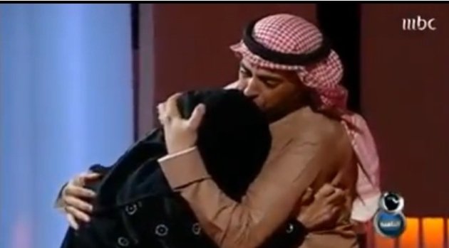  بالفيديو .. سعودي يقابل أمه المصرية على الهواء مباشرة بعد 25 عاما من الفراق Untitled-jpg_212250