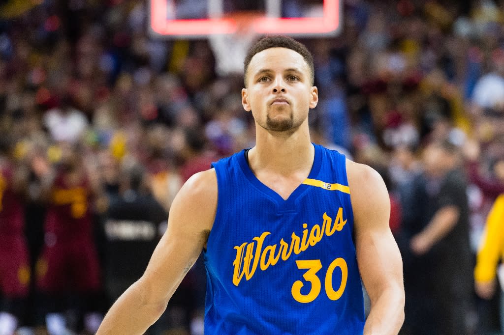 Curry scores 35 as Warriors topple Trail Blazers