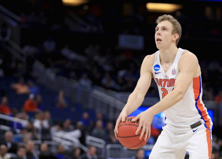 Canyon Barry's underhanded, granny-style shot is one of many quirky March Madness free throw routines - Yahoo Sports